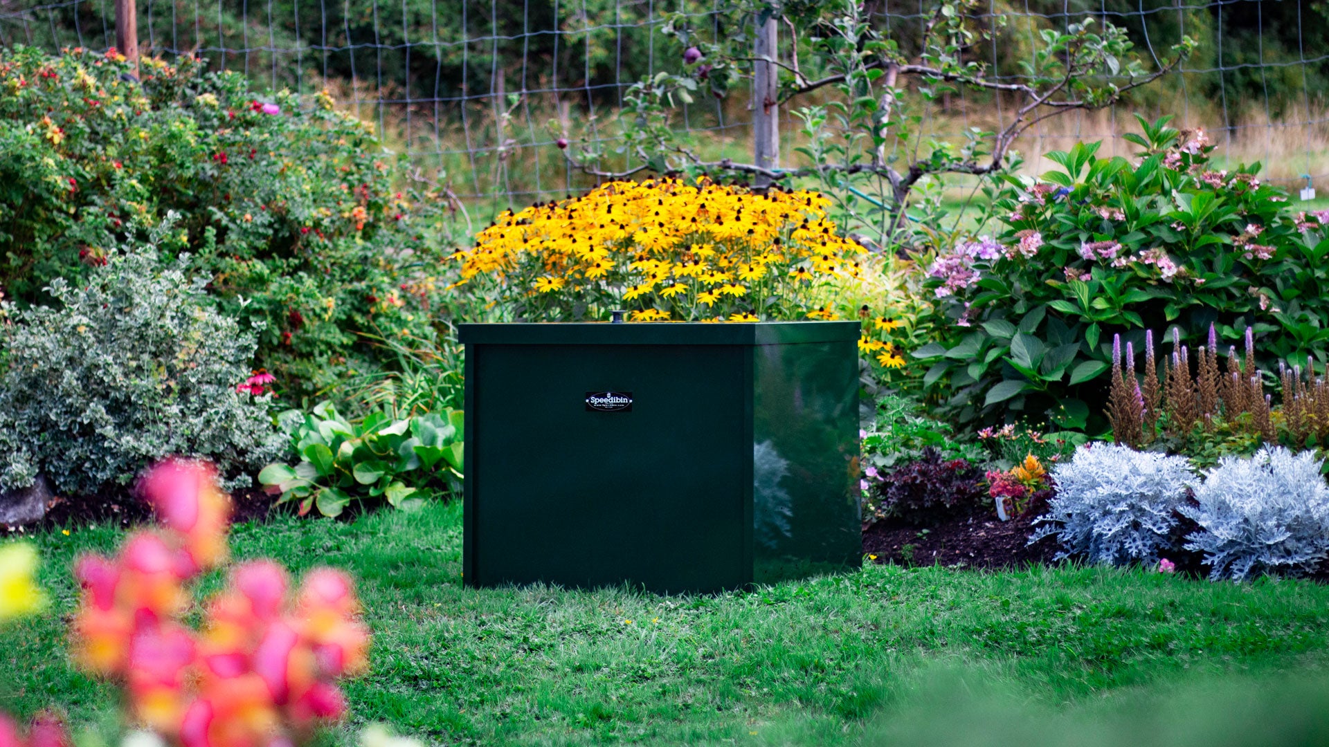 Metal backyard composter designed to keep out rodents